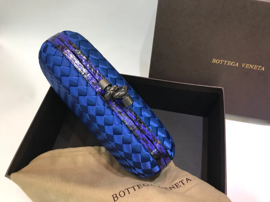 The latest and most popular Knot clutch from the 8651 counter is made of exquisite Japanese silk fabric with snakeskin piping. It looks elegant when worn cross-body or in the hand. It can also be carried by petite girls and can hold 2 iPhone X phones. Size: 20cm*12cm
